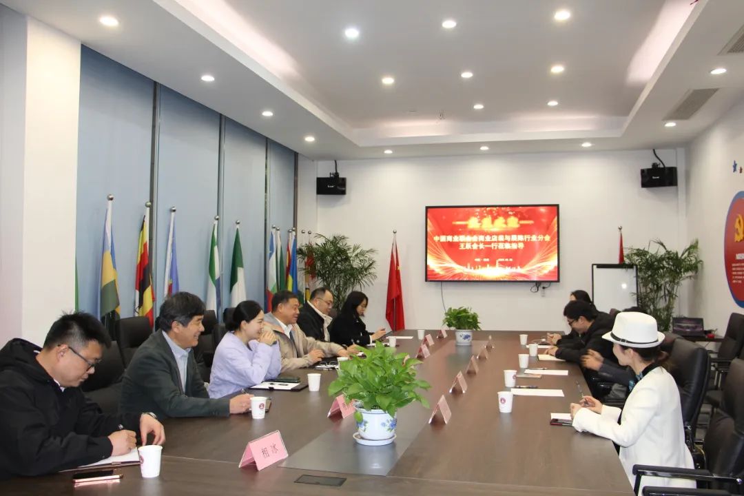中國(guó)商聯(lián)商業(yè)店裝與展陳行業(yè)分會(huì)會(huì)長(zhǎng)王躍一行到訪浙江工商大學(xué)創(chuàng)業(yè)園參觀交流、共促發(fā)展